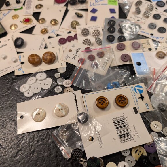 Lot of buttons NOS Cardboard Buttons Vintage and Modern Stock - Picture 8 of 8